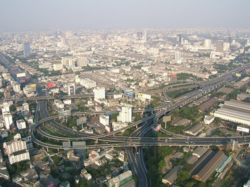 Бангкок. Вид на самую красивую транспортную развязку города со смотровой площадки отеля Байок Скай (Baiyoke Sky). 