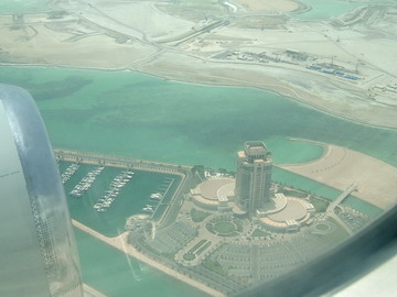 Отель Ритц-Карлтон в предместьях Дохи (Катар).  Аэрофотосъемка (фото сделано из иллюминатора самолета)