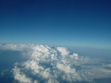 Облака, вид сверху. Аэрофотосъемка (фото сделано из иллюминатора самолета)